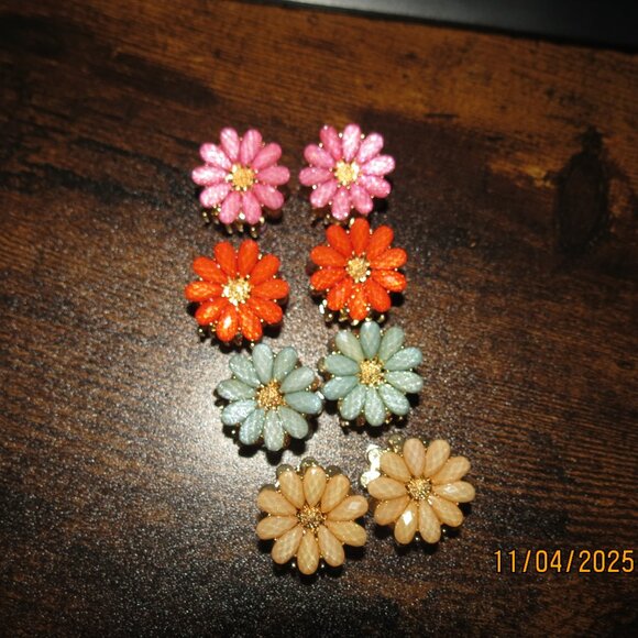 8 piece or set of 4 Resin Multi-Colored Flower Mini Clips - Picture 1 of 3